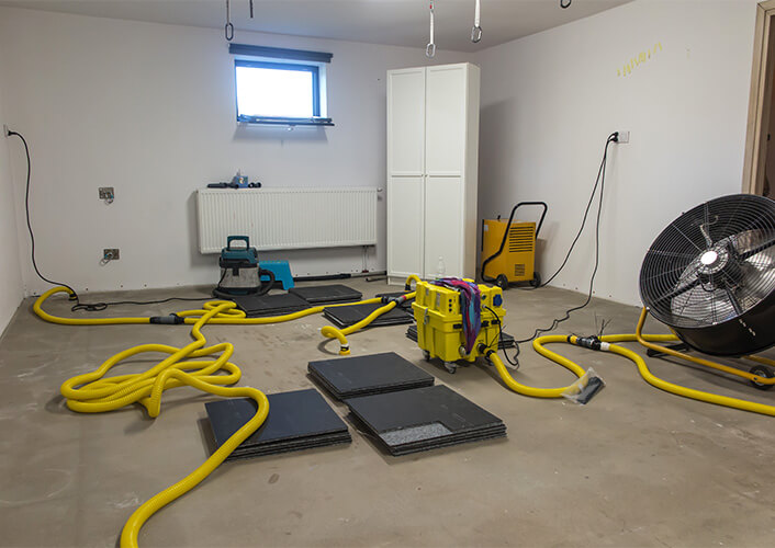 Eine effektive Bautrocknung ist entscheidend, um Feuchtigkeitsschäden zu verhindern und ein gesundes Raumklima zu gewährleisten. Mit unseren hochmodernen Trocknungsgeräten und unserem Fachwissen sorgen wir dafür, dass Ihr Gebäude schnell wieder trocken und bewohnbar ist.